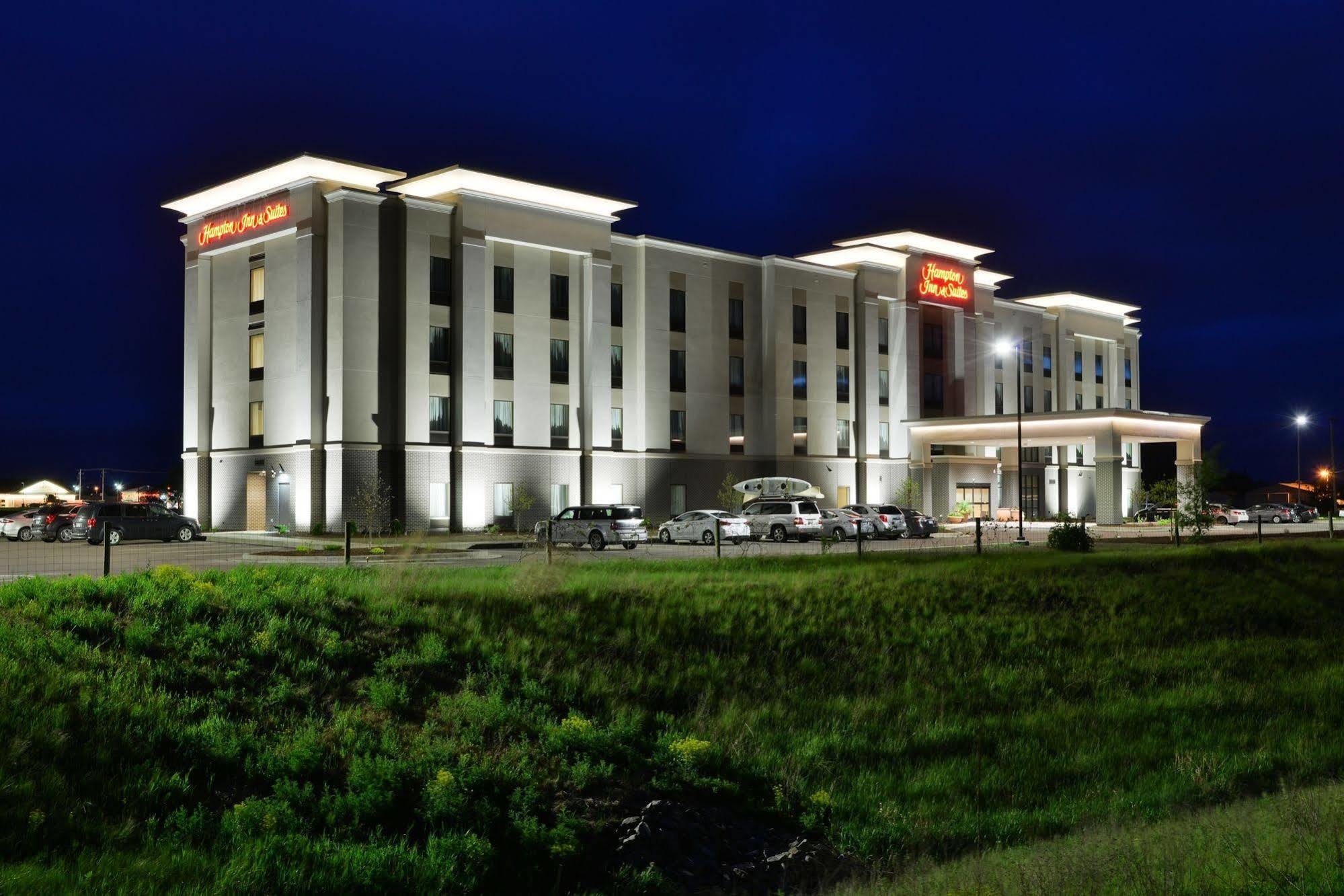 Hampton Inn & Suites Chippewa Falls Exterior photo